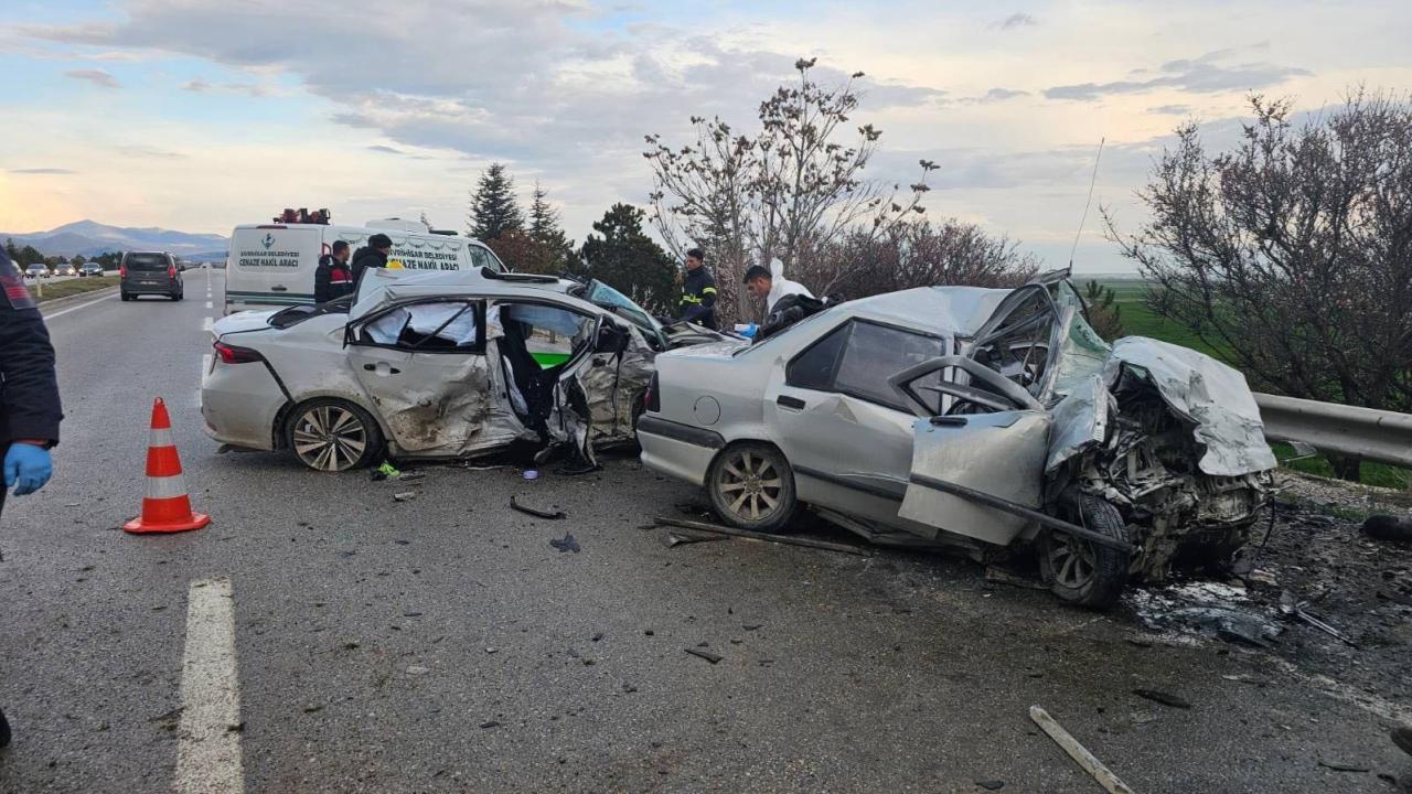 Eskişehir'de iki otomobil çarpıştı: 4 ölü, 2 kişi yaralı — Son Dakika — Adıyaman yerel haber görseli