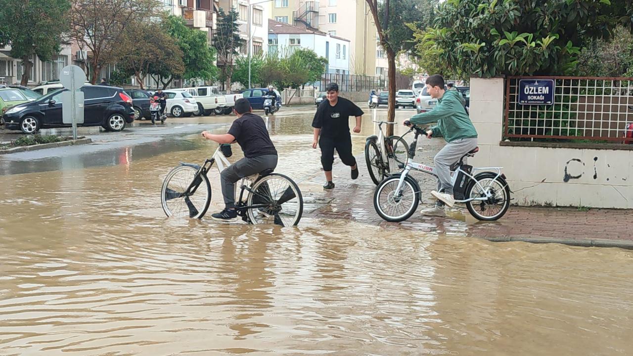 İzmir Ödemiş'te sağanak hayatı olumsuz etkiledi — Son Dakika görseli