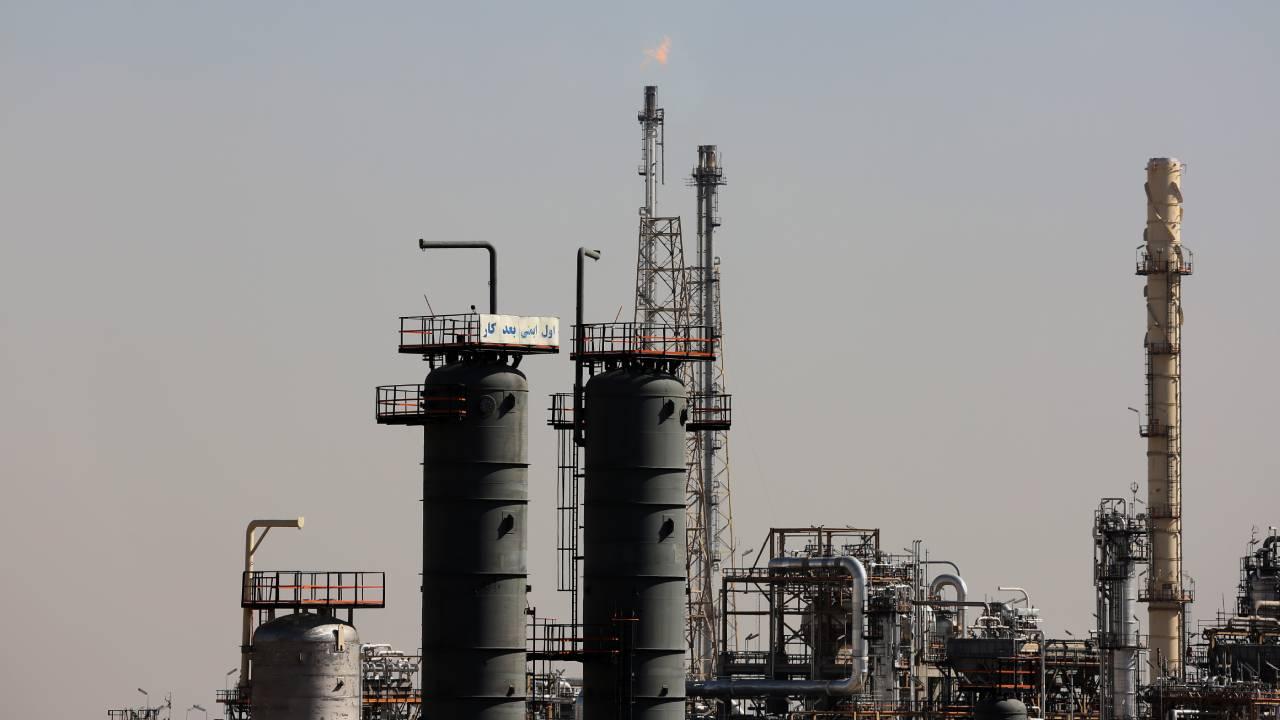İran basını: Şiraz'daki Petrokimya Kompleksi'ne de saldırı düzenledi — Son Dakika haber görseli