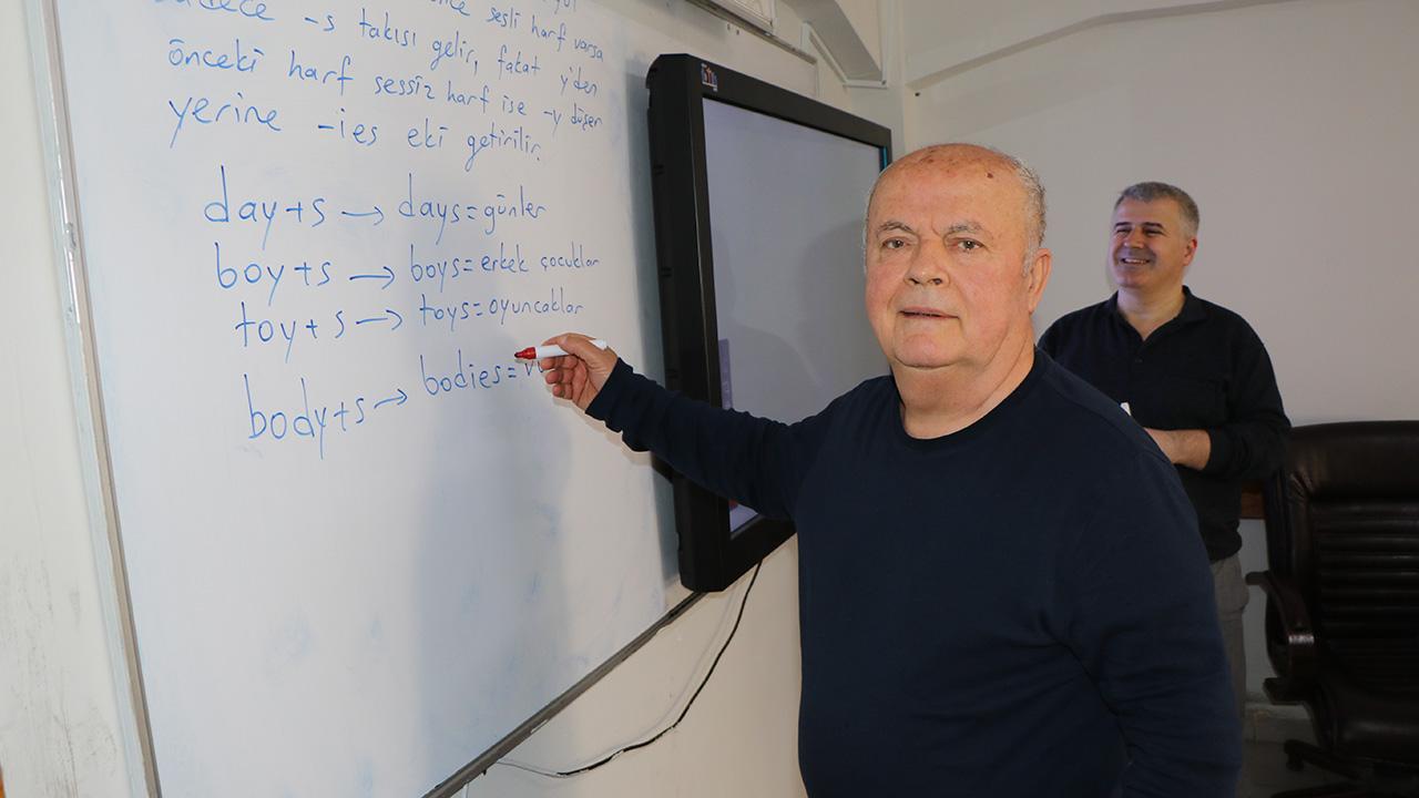 74 yaşındaki dede, torunu için İngilizce öğreniyor — Son Dakika haber görseli
