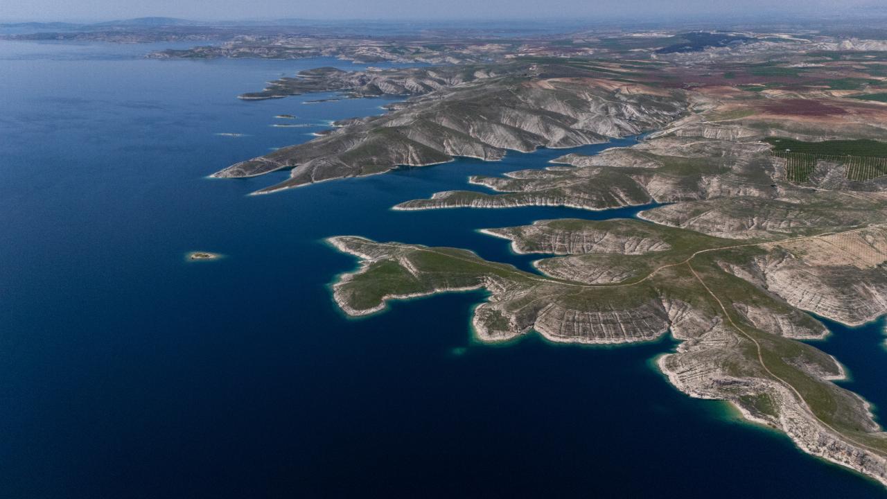 Atatürk Barajı'nda turkuaz ve yeşilin buluşması — Son Dakika haber görseli