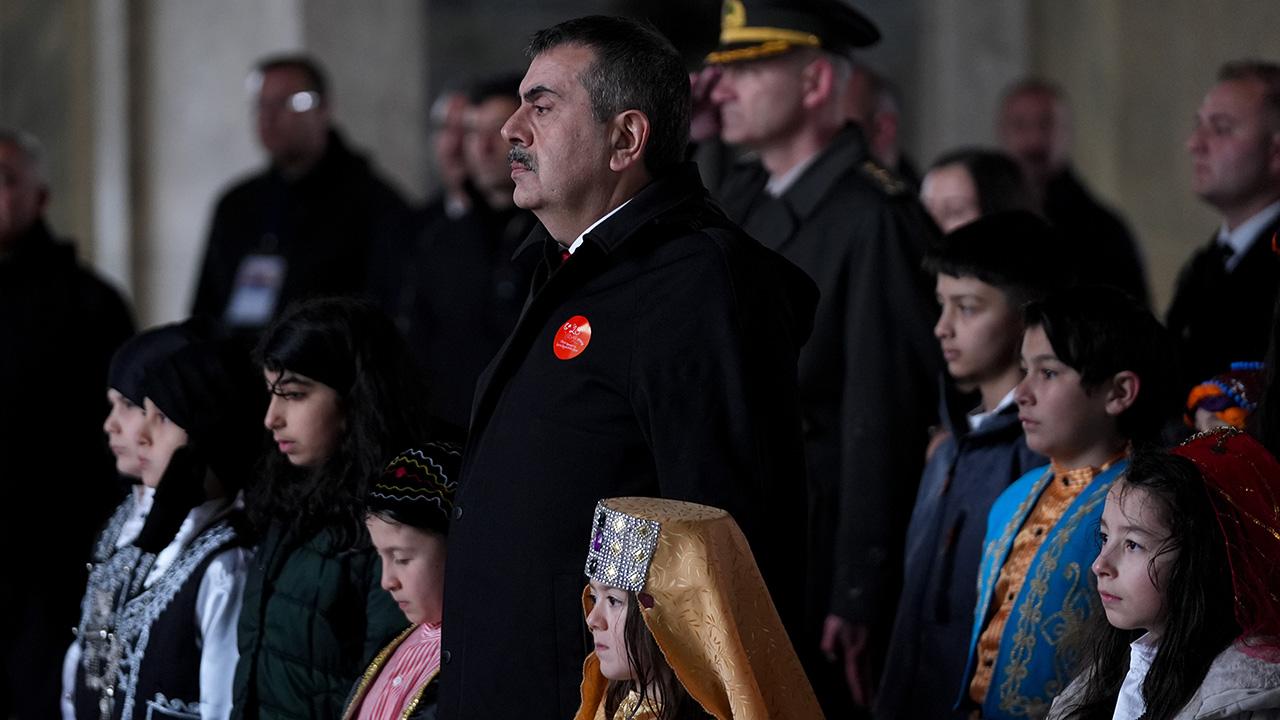 Bakan Tekinden Anıtkabirde 23 Nisan mesajı