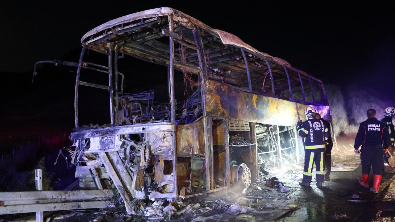 Bariyere çarpan yolcu otobüsü alev aldı: 7 ölü 30 yaralı