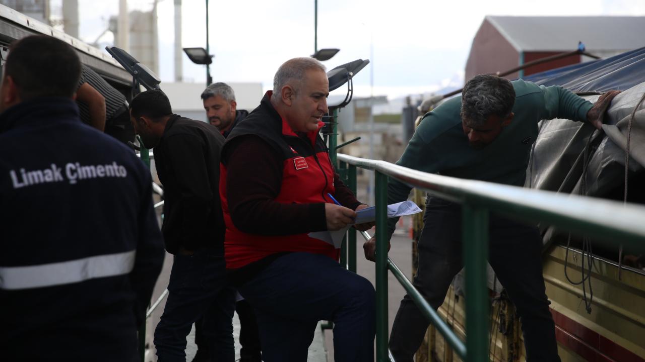 Batı illerine gönderilen kurbanlıklar Erzurum'da sıkı kontrolden geçiriliyor — Son Dakika — Adıyaman yerel haber görseli