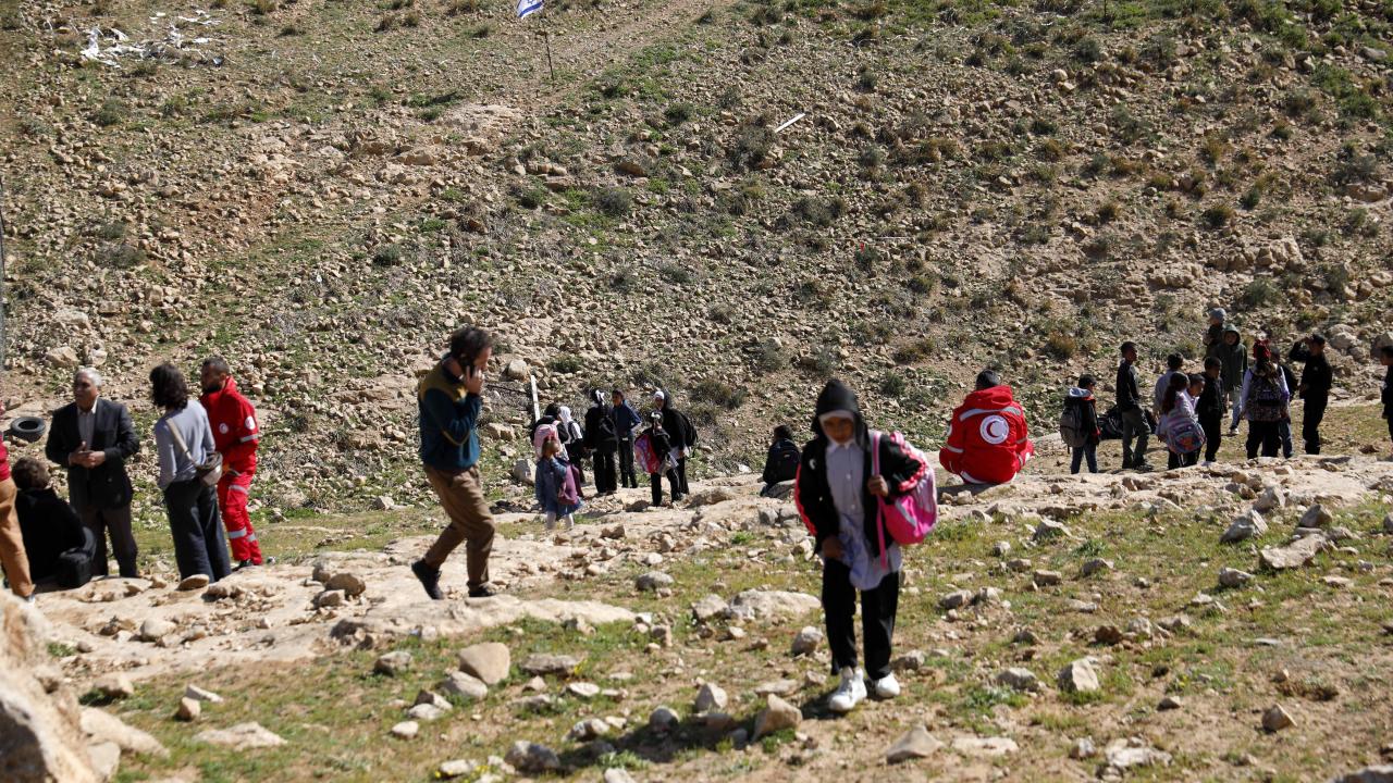 Batı Şeria'da öğrenciler, işgalci İsraillilerin kapattığı yol nedeniyle derslerini sokakta yaptı — Son Dakika — Adıyaman yerel haber görseli