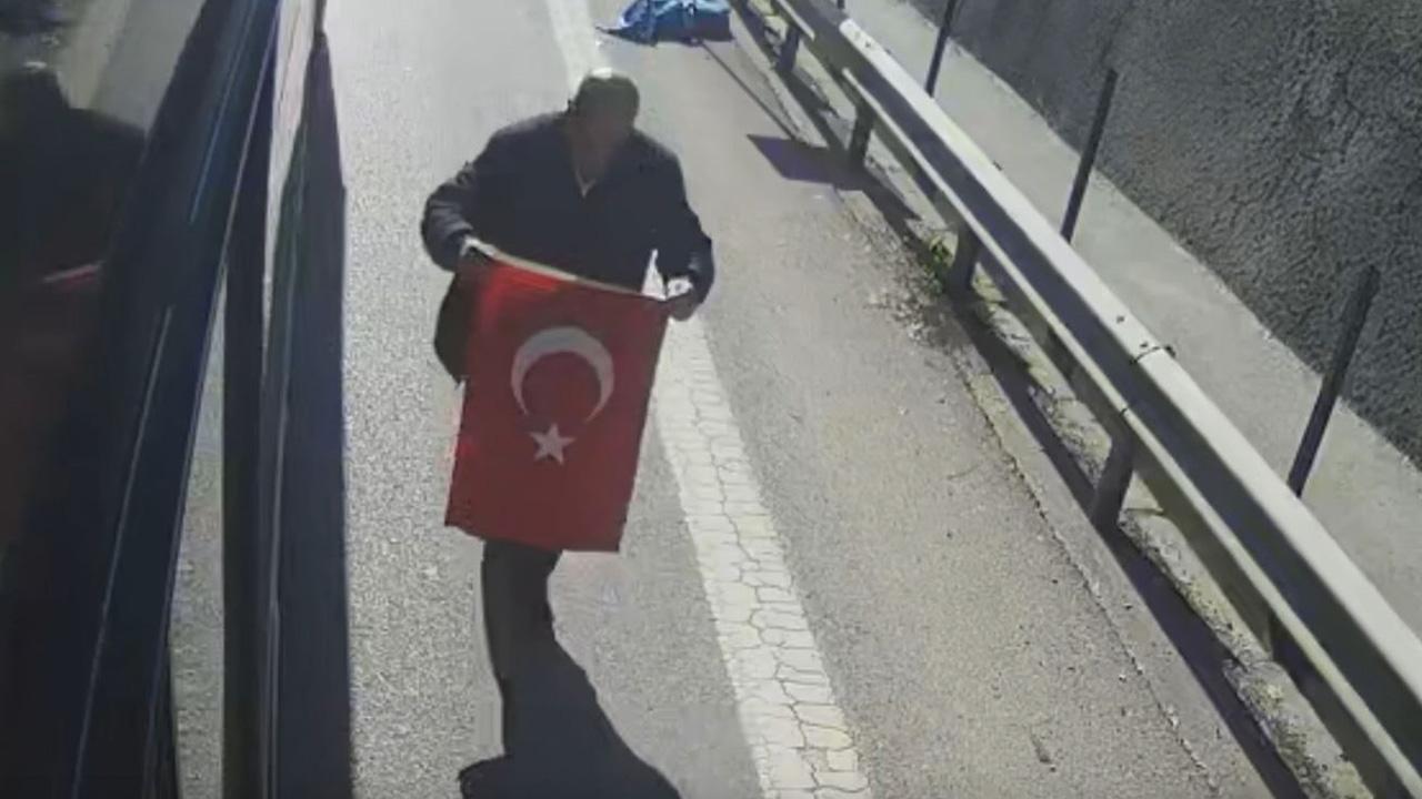 "Bayrak ayak altında olmaz" diyerek otobüsü durdurdu