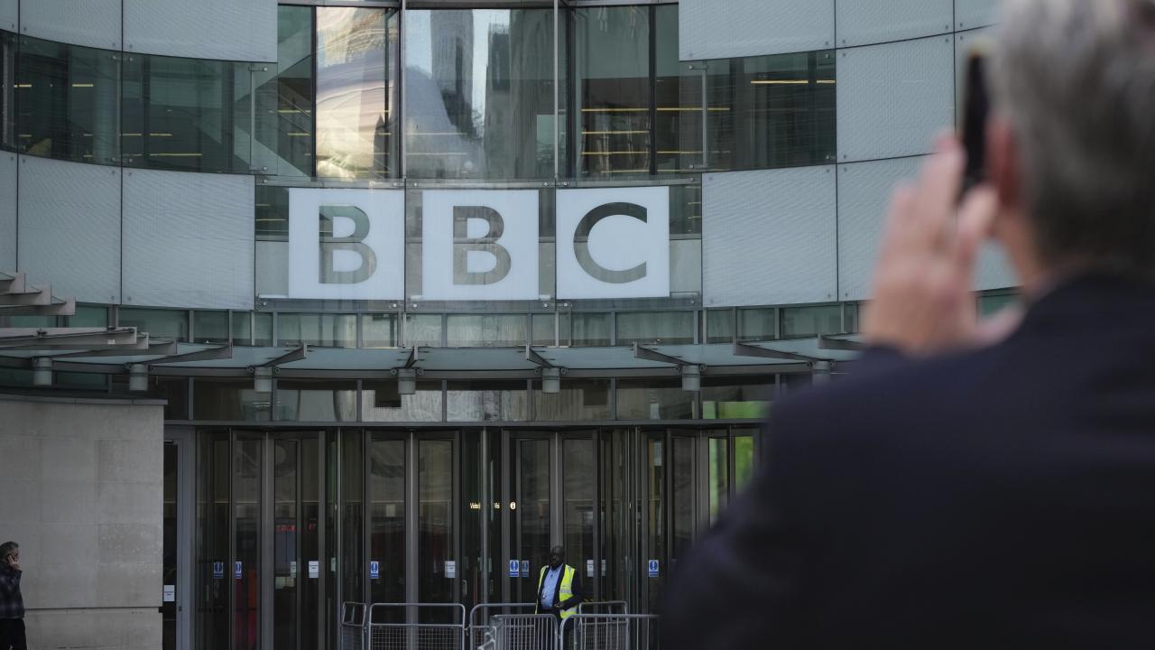 BBC yaklaşık 2 bin kişiyi işten çıkaracak — Son Dakika haber görseli