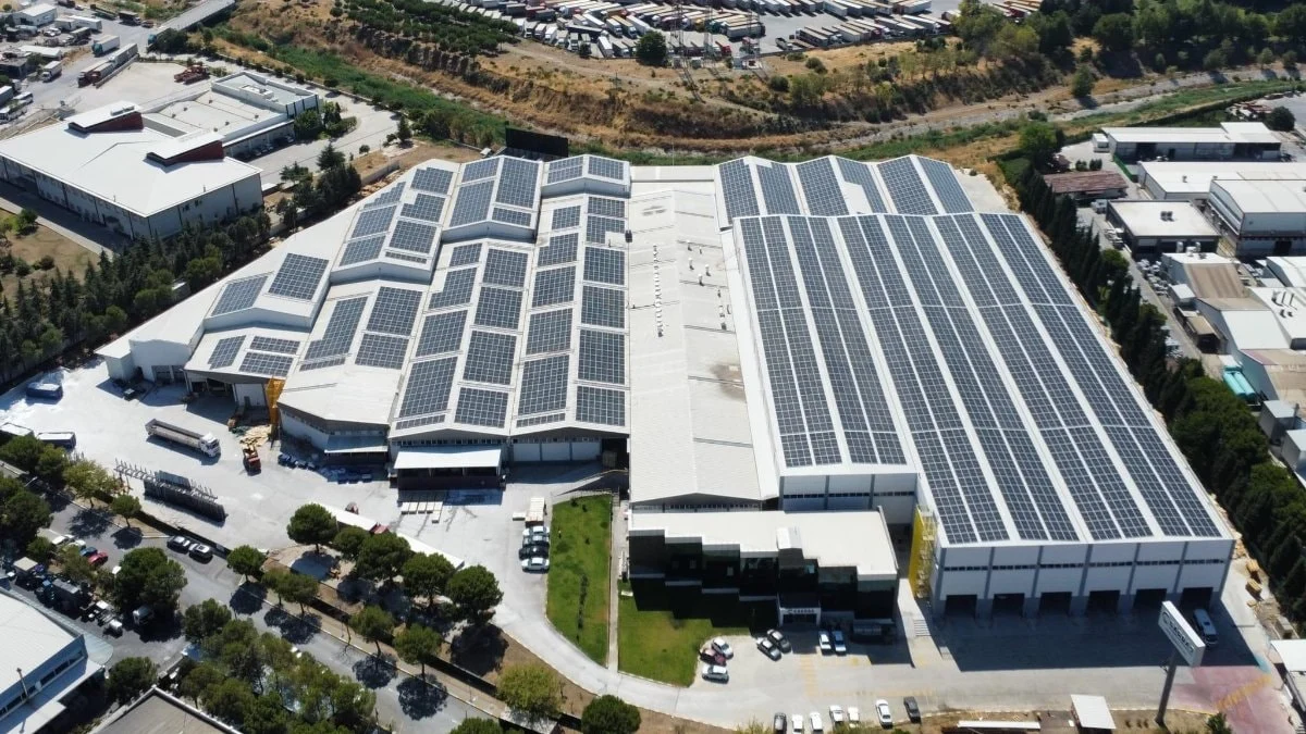 Çağdaş Cam, Türkiye’de ilk kez ürettiği 1,6 mm solar camı sergiledi — Ekonomi haber görseli