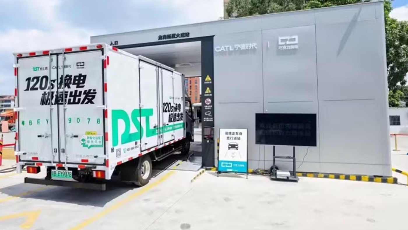 Çin'de elektrikli kamyonlar için 2 dakikada batarya değişim hizmeti başladı
