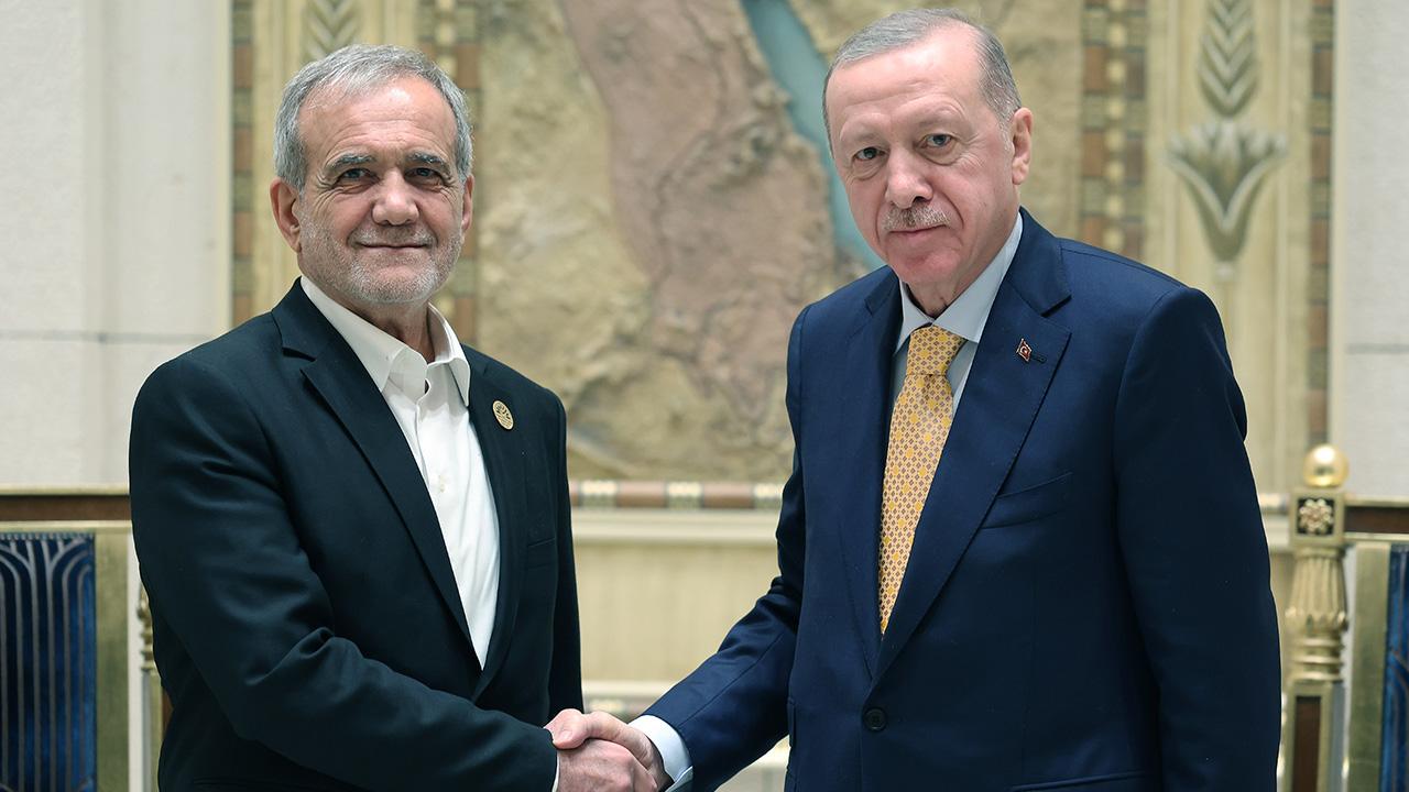 Cumhurbaşkanı Erdoğan, İran Cumhurbaşkanı Pezeşkiyan ile görüştü — Son Dakika görseli