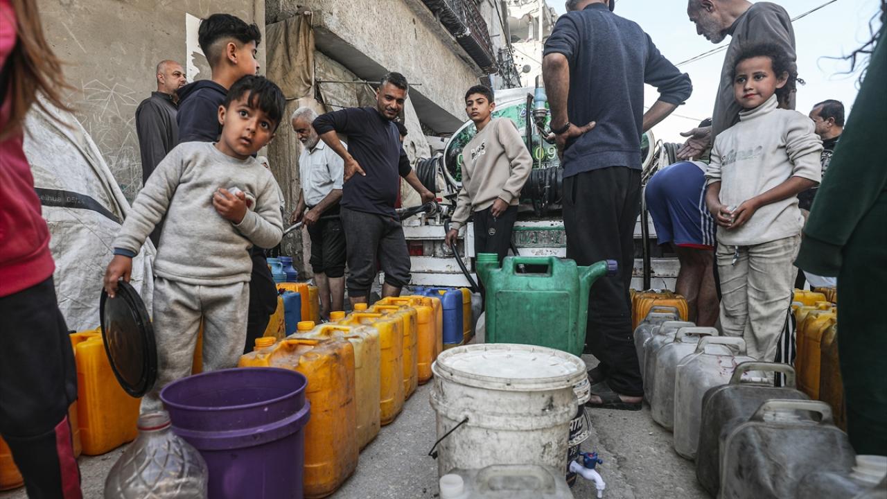 Gazze'de, okul sırasında olması gereken çocuklar saatlerce su kuyruğunda bekliyor — Son Dakika — Adıyaman yerel haber görseli