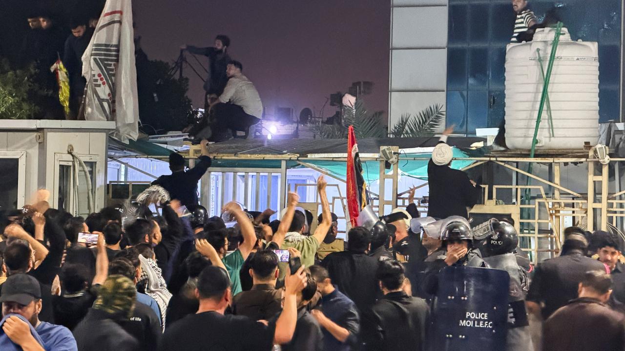 Iraklı protestocular, Basradaki Kuveyt Konsolosluğunu bastı — Son Dakika görseli