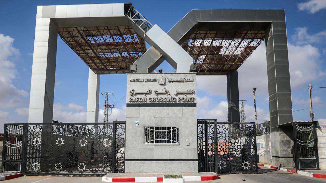 İşgalci İsrail'in kısıtlamaları altındaki Refah'tan yurt dışında tedavi için 42 hasta geçt... — Son Dakika haber görseli