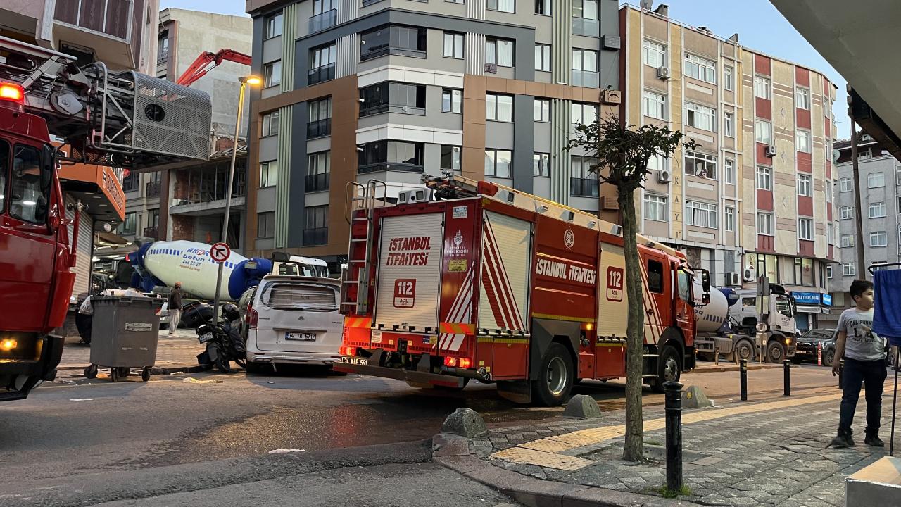 İstanbul'da inşaat sırasında yan binanın duvarı yıkıldı — Son Dakika — Adıyaman yerel haber görseli