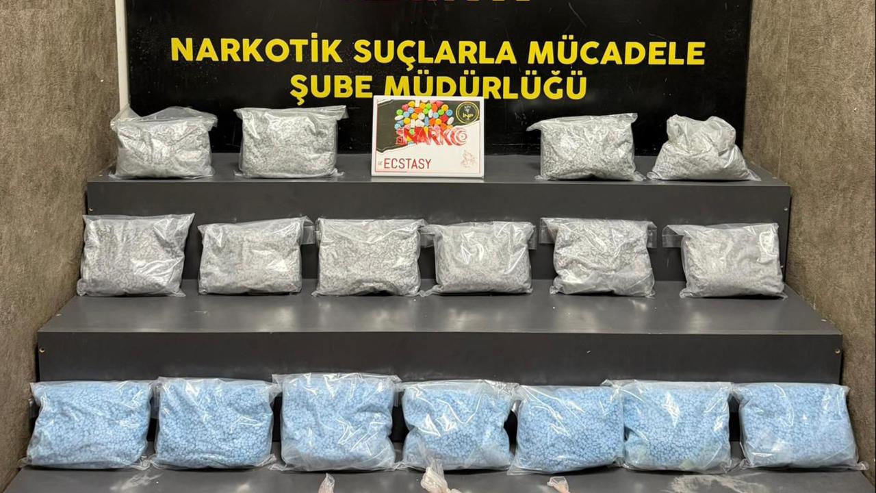 İzmir'de 101 bin 520 uyuşturucu hap ele geçirildi — Son Dakika haber görseli