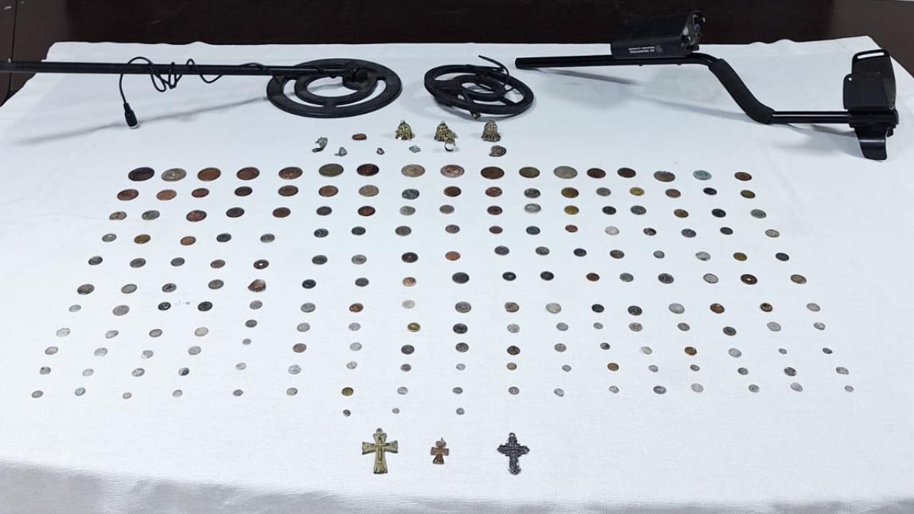 İzmir'de tarihi eser niteliğinde 203 obje ele geçirildi — Son Dakika haber görseli