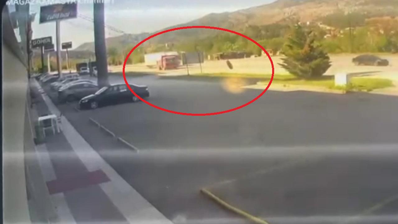 Kamyondan kopan tekerin mağazaya daldığı anlar kamerada — Son Dakika — Adıyaman yerel haber görseli