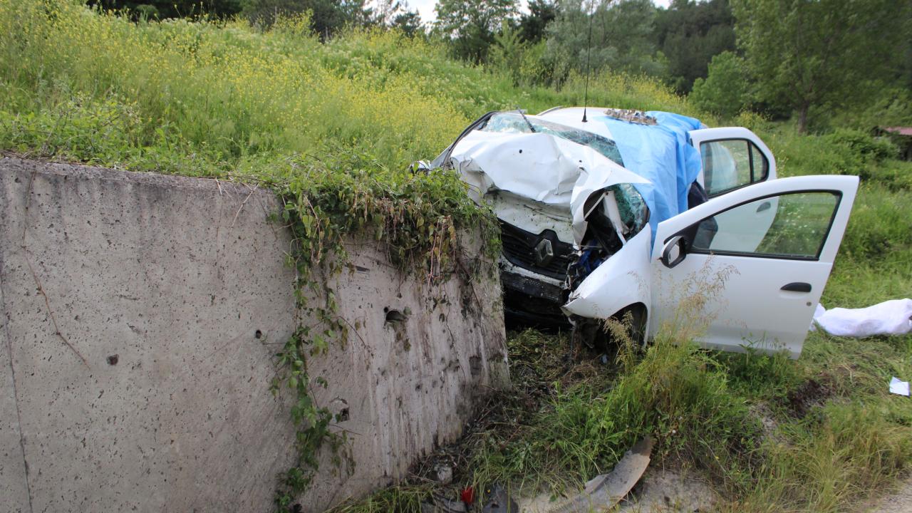 Kastamonu'da istinat duvarına çarpan otomobildeki 3 kişi öldü — Son Dakika haber görseli