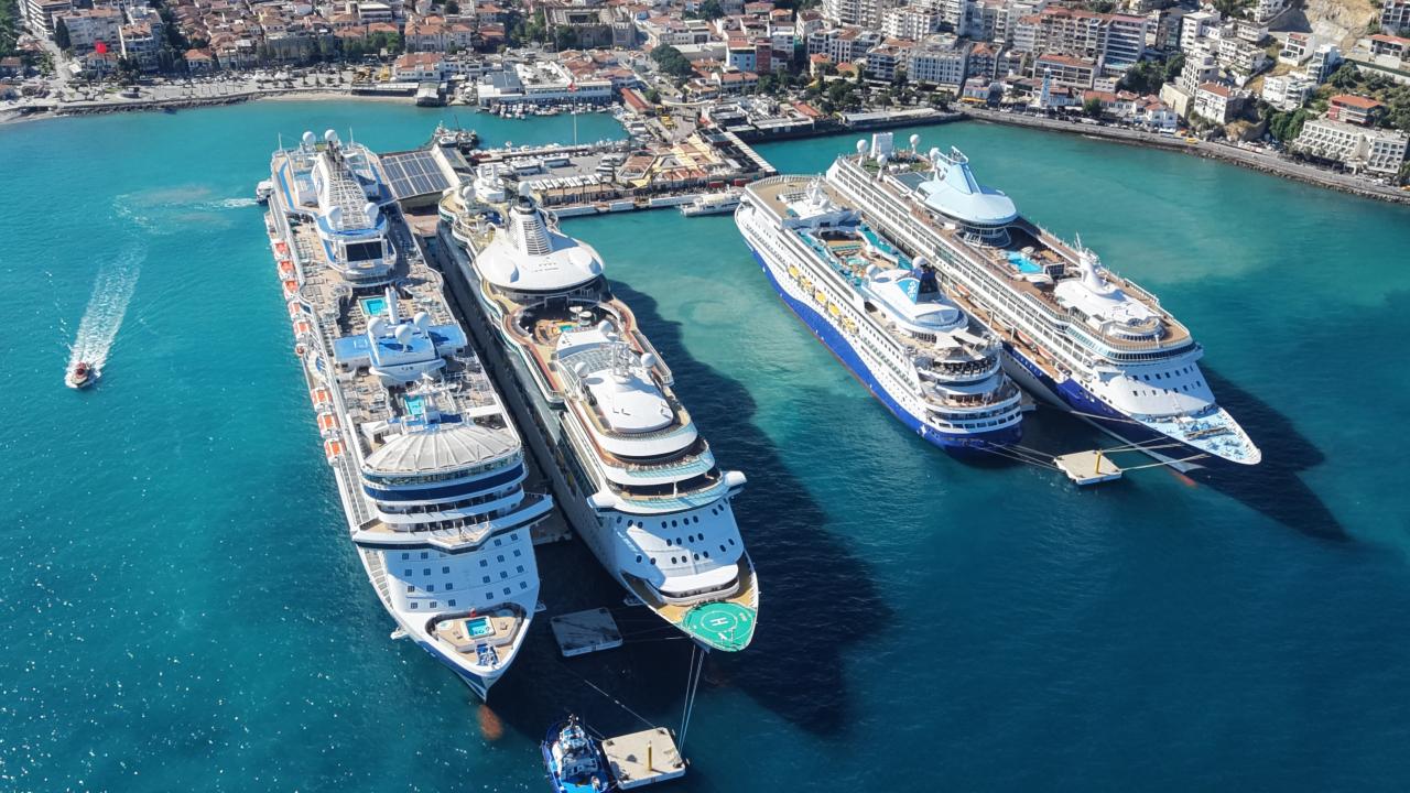 Kuşadası'na 4 kruvaziyerle 9 bini aşkın turist geldi