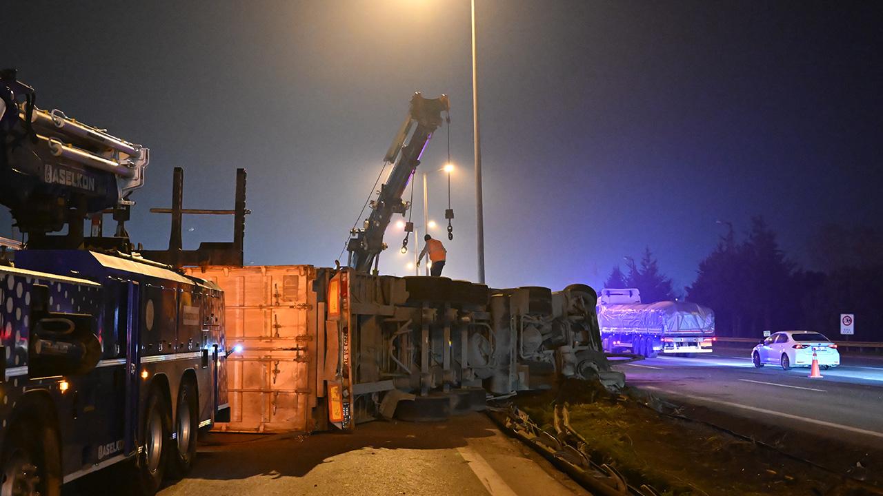 Lastiği patlayan tır kontrolden çıkarak devrildi — Son Dakika görseli