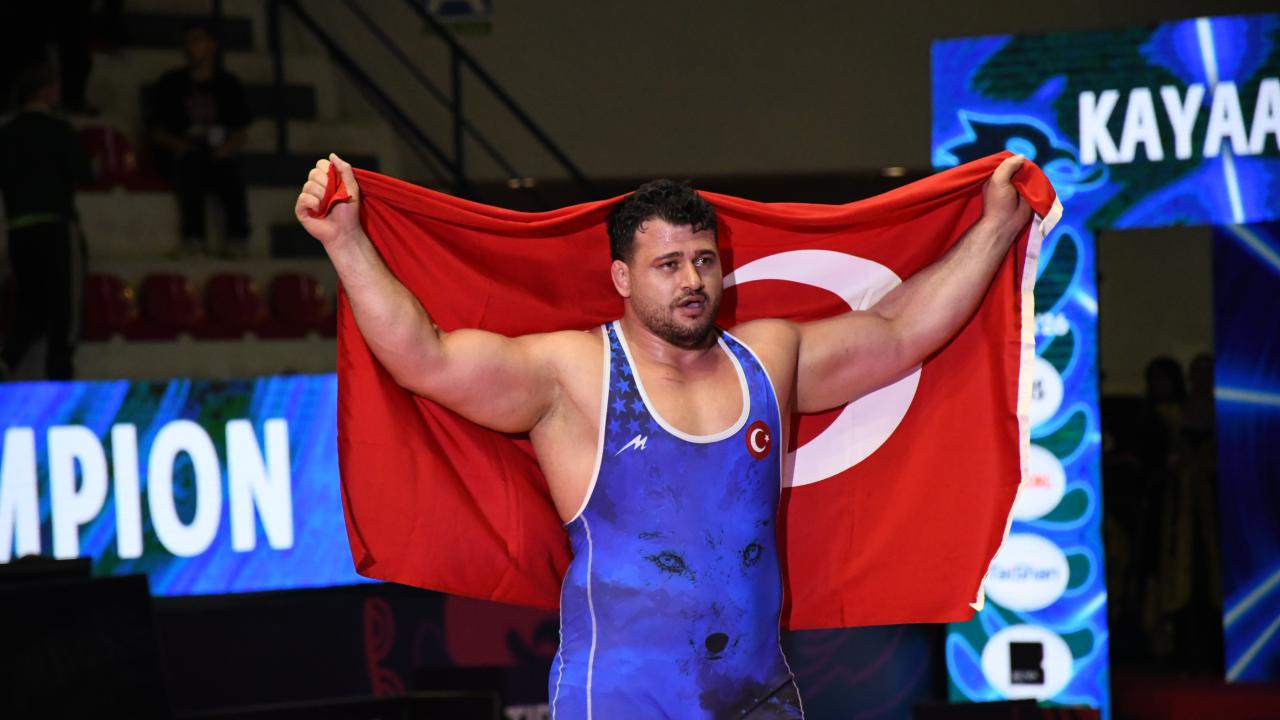 Milli güreşçi Rıza Kayaalp'e tebrikler art arda geldi