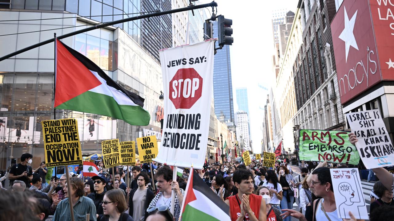 New York'ta İsrail'e silah satışına karşı düzenlenen protestoda yaklaşık 100 kişi gözaltın... — Son Dakika haber görseli