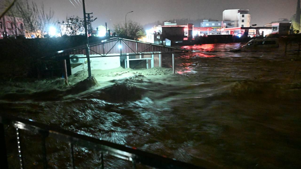 Osmaniye'de sele kapılan araçtaki 2 kişi hayatını kaybetti — Son Dakika görseli