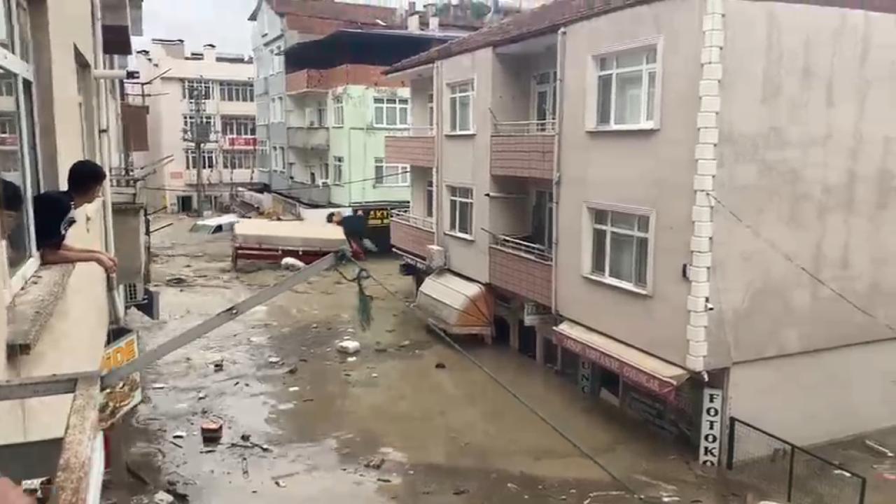 Samsun'da sağanak sele dönüştü: Cadde ve sokaklar sular altında