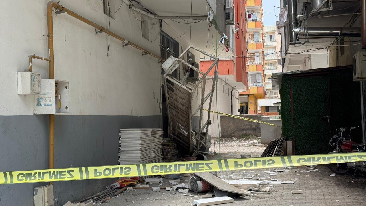Şanlıurfa'da inşaat asansörü düştü: 1 işçi balkonda asılı kaldı — Son Dakika — Adıyaman yerel haber görseli