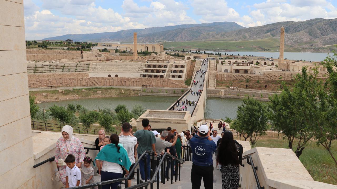 Tarihi Hasankeyf ilçesi bayramda ilgi odağı oldu