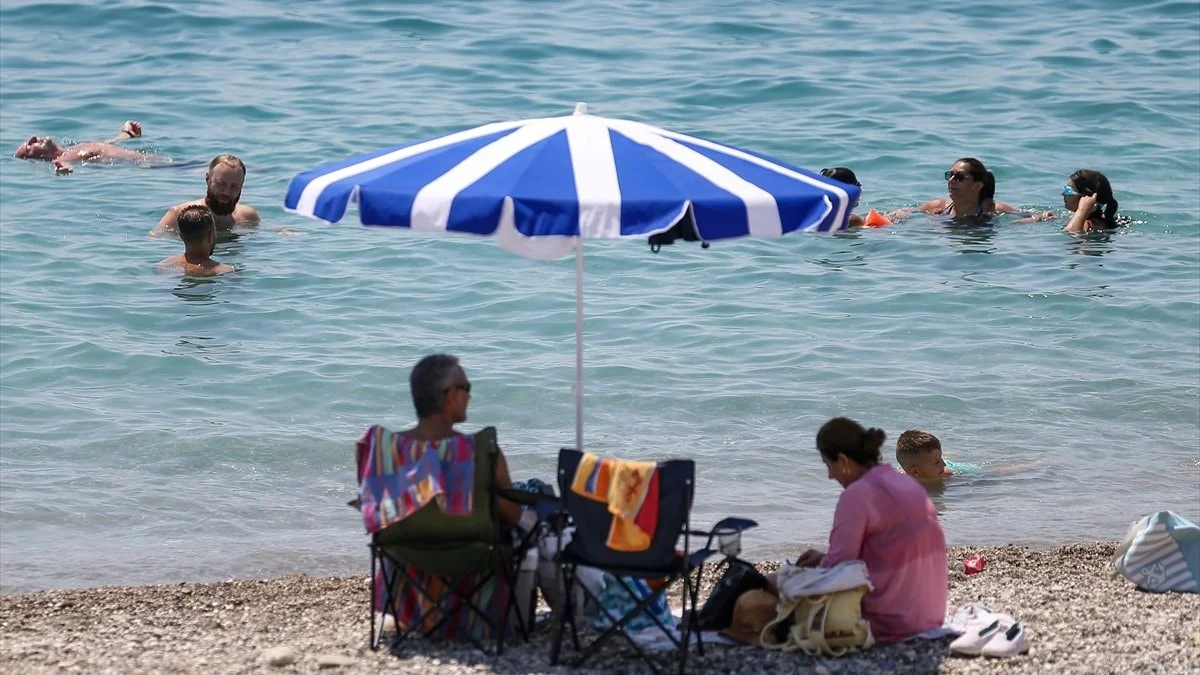 Ticaret Bakanlığı uyardı! Tatil için paket turu tercih edecekler bu maddelere dikkat — Ekonomi haber görseli