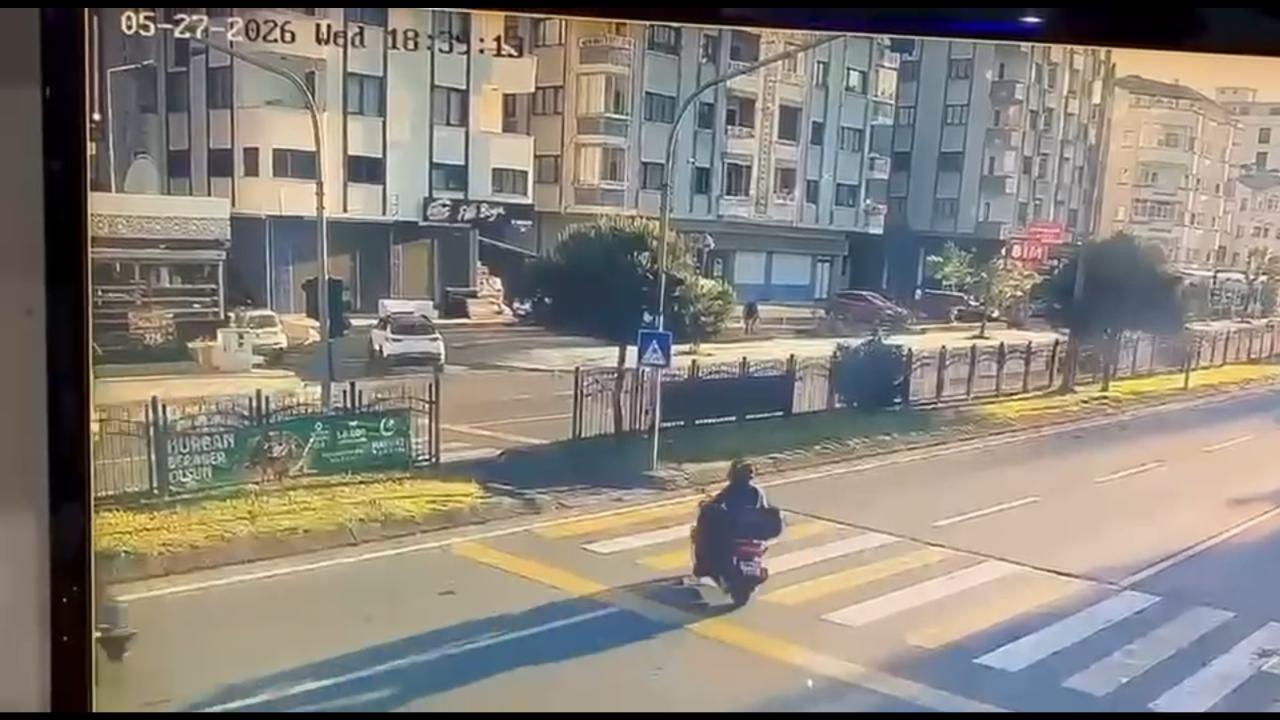 Trabzon'da otomobil, yaya geçidinden geçen motosiklete çarptı — Son Dakika haber görseli