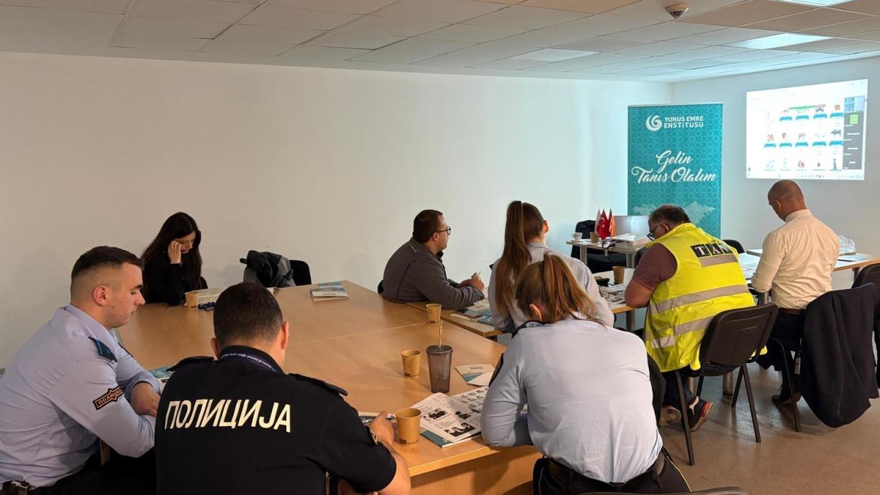 Üsküp Yunus Emre Enstitüsü havalimanı personeli ile gümrük memurlarına Türkçe öğretiyor