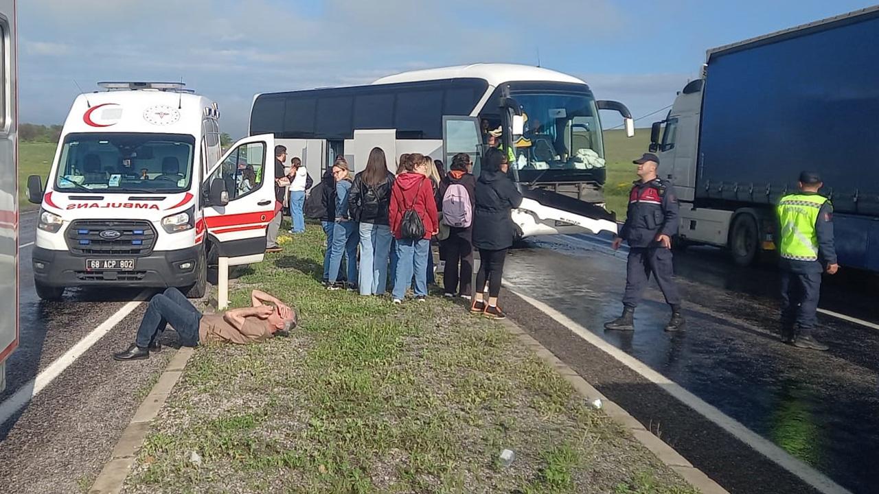 Yağmurda kaygan yolda tur otobüsü savruldu: 16 yaralı — Son Dakika haber görseli