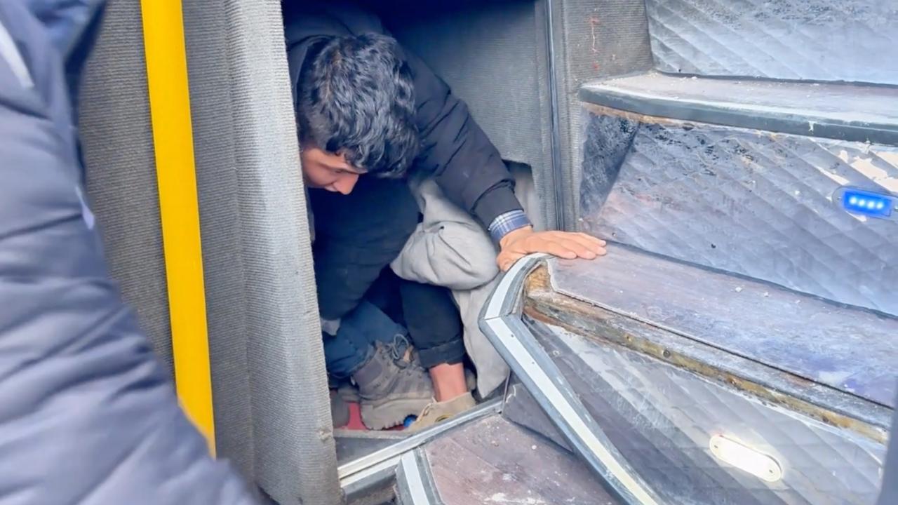 Yolcusu bulunmayan otobüsün bagajından 53 düzensiz göçmen çıktı — Son Dakika görseli