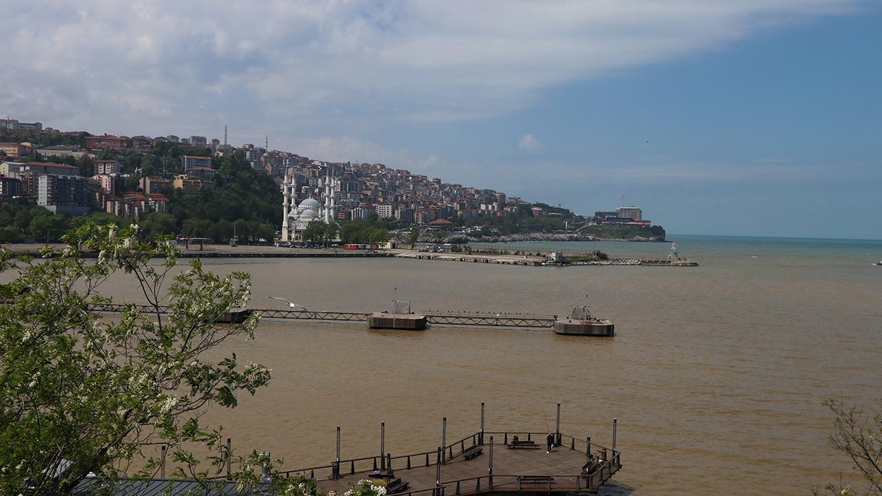 Zonguldak'ta denizin rengi kahverengiye döndü